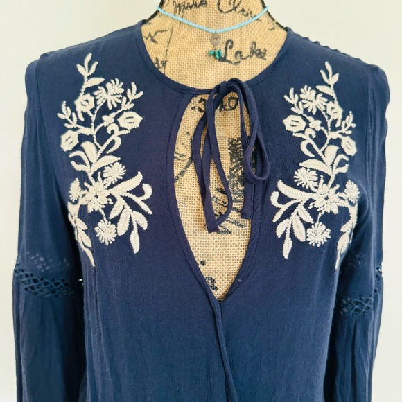 Lost & Wander Navy & White Embroidered Flowers Drapey Bell Sleeve Boho Top Small - Picture 2 of 9